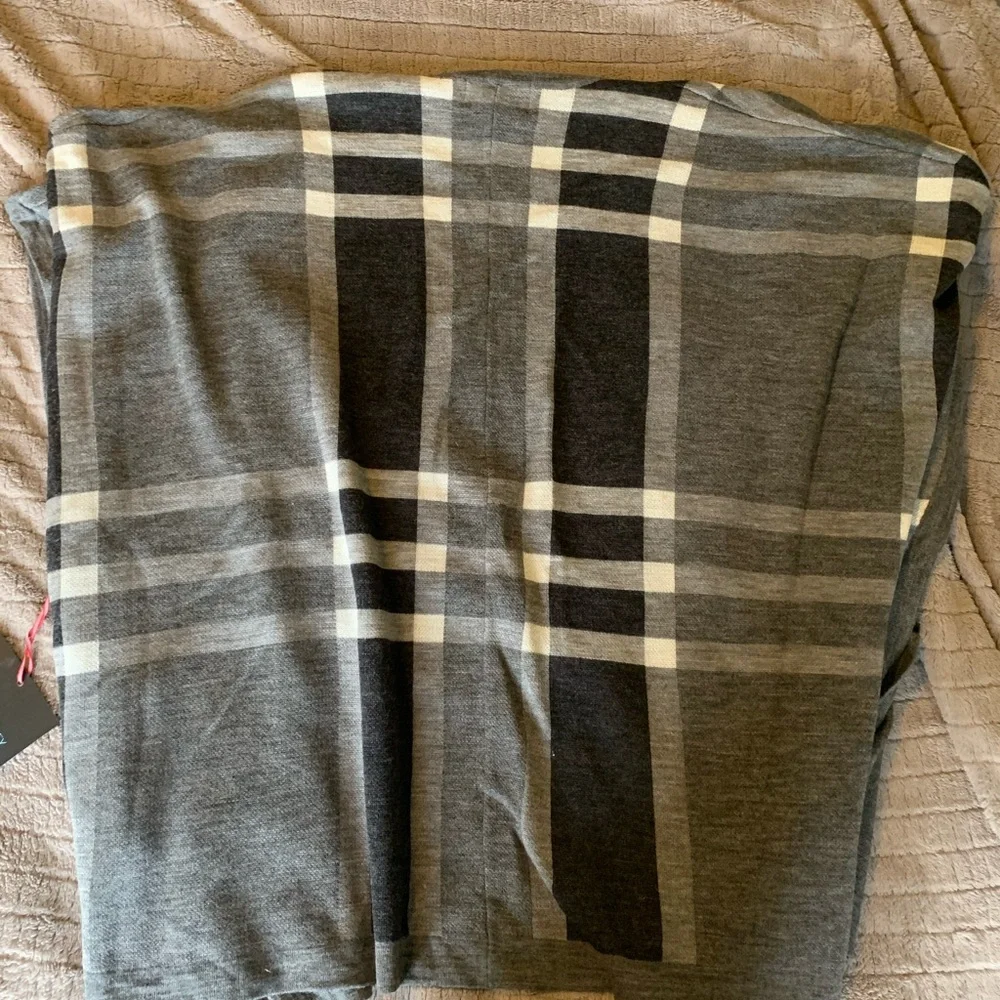 Cynthia Rowley Poncho - Picture 5 of 5